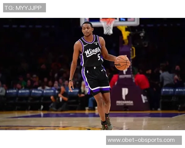 米奇赞福克斯为出色后卫强调其串联队友和防守进步的表现 米奇赞福克斯为出色后卫强调其串联队友和防守进步的表现